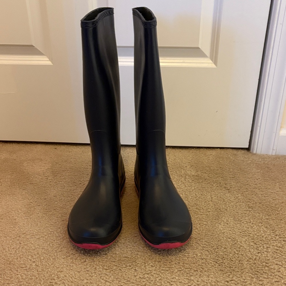 Kamik Black and Red Women's Winter Boots with buckle